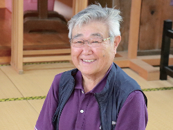 写真:二田小学校で神楽舞の指導をする長谷川さん