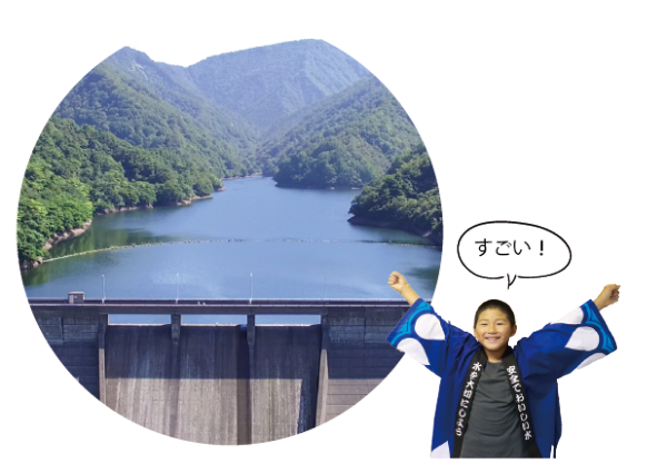 写真:赤岩ダム。水を満々と湛えたダム湖と森林が写っています