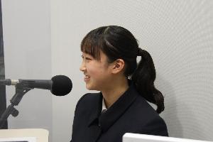 写真:小山風香さんがマイクに向かって話しています。