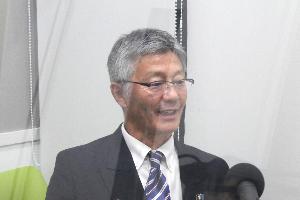 写真:市長がマイクに向かって話しています。