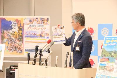 写真:市長が行事予定について説明しています。