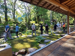 庭園内を鑑賞する人の写真