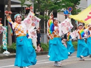 演舞を披露する参加者の写真