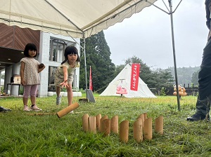 モルックをする2人の女の子の写真
