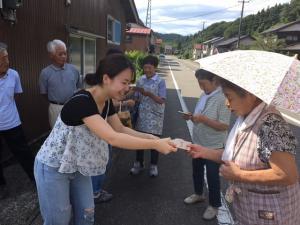 地域の人たちがインターン生の見送りをしている写真