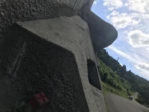 岩之入集落にあるモアイ像のような建物の一部の写真