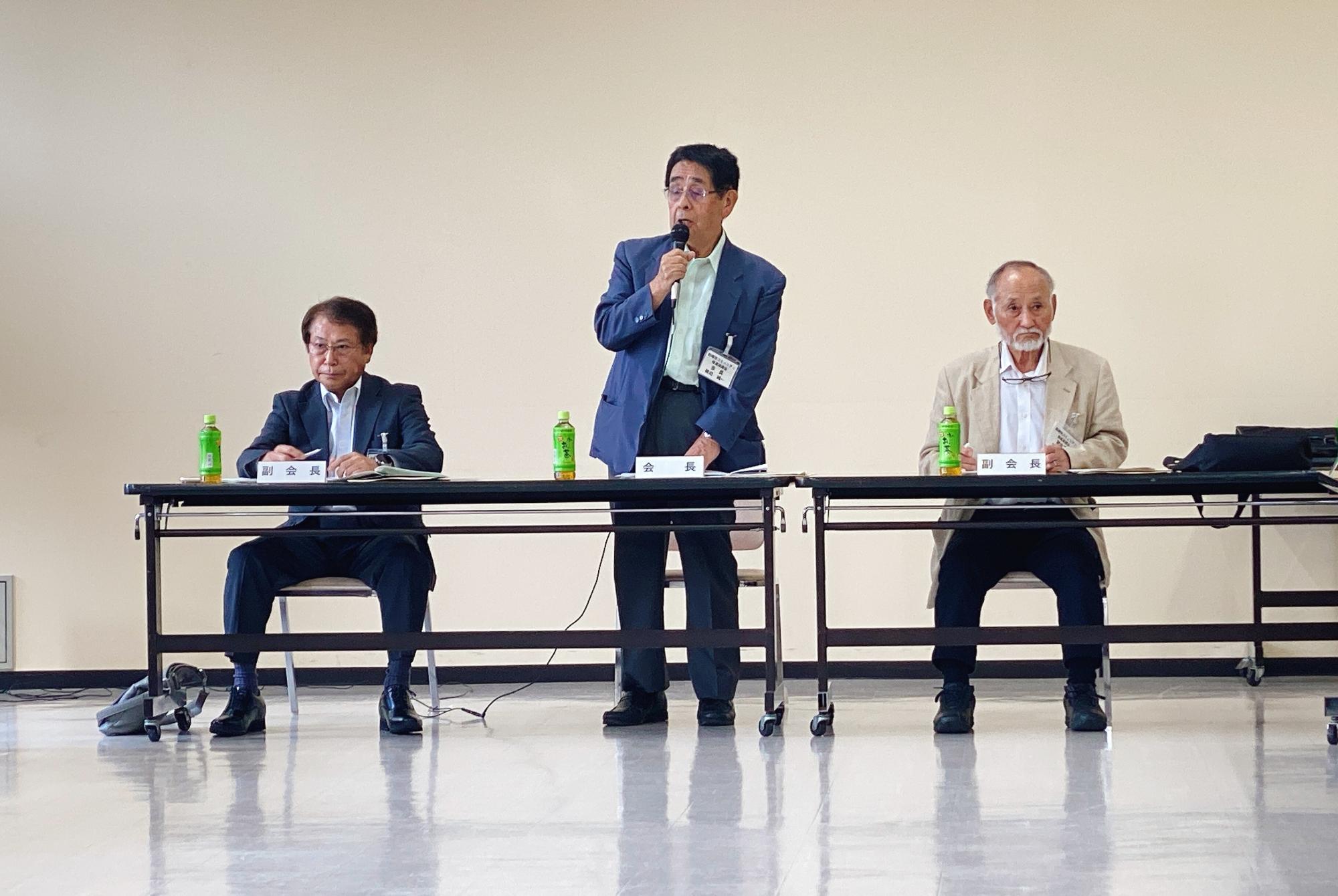 写真:コミュニティ推進協議会であいさつをする会長