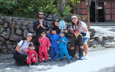 写真:忍者の衣装を着た5人の子どもたちとその保護者らが忍者体験を終えて記念のカメラにおさまりました