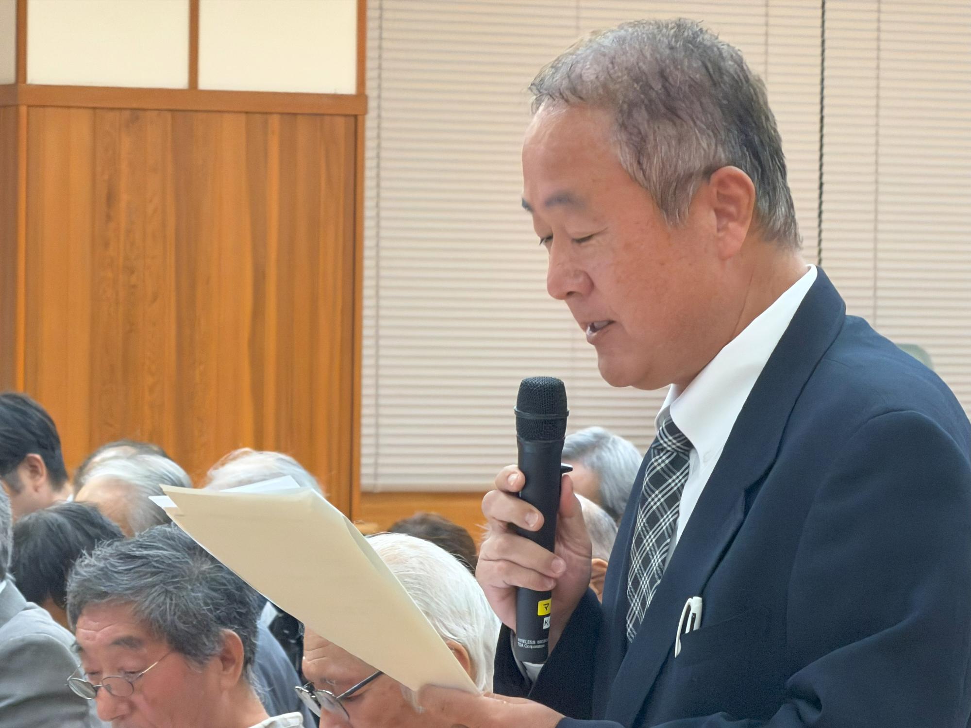 写真:市長に質問をする男性住民