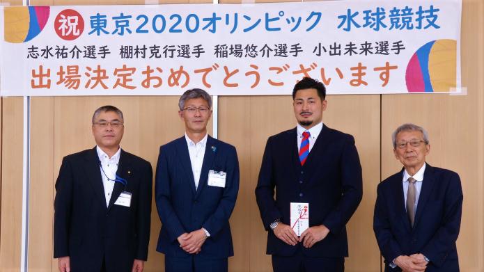市からの激励金を持つ志水選手、西川理事長、市長、教育長が横に並んでいる写真