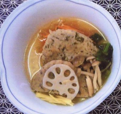 れんこんもちの入った器にハリショウガととろみのついたあんがよそわれた写真