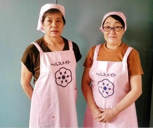 ピンクのエプロンをつけた田尻、北鯖石地区の食生活改善推進員2人の写真