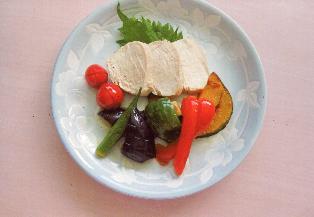 鶏ハムと一緒にかぼちゃやピーマン、パプリカの野菜が添えられています。