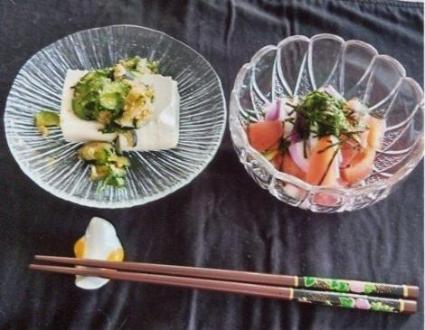 涼しげなガラスの器に盛りつけた「豆腐とキュウリのごまあえ」と「トマトの酢の物」
