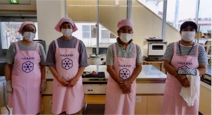 ピンクのエプロンをつけた東中地区、北条地区の食生活改善推進員4人