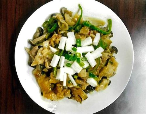 写真:お皿に盛りつけられた焼ききのこと豚肉のピリ辛ソース。焼きキノコのうまみ、長芋のシャキシャキ食感も楽しめます
