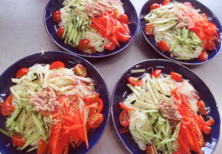 野菜いたっぷりサラダそうめんが皿に盛られている写真