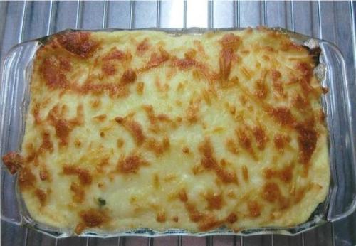 耐熱皿に入った野菜と豆腐のヘルシーグラタンの写真