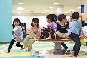 新しい遊び場で遊ぶこどもたち