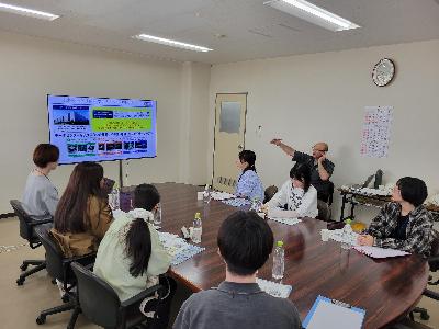 写真:会社の概要について説明を受ける学生たち