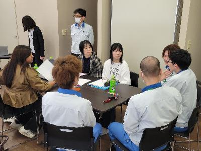 写真:学生たちが若手社員へインタビューを行い、会社の魅力や福利厚生など聞き取っています。