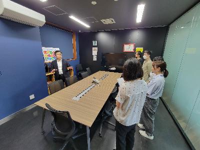 写真:阿部建設の社長から社屋の特徴の説明を受けている学生たち。
