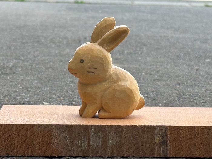 写真:木彫りでできたウサギの置物(イメージ)