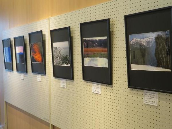 写真:西山ふるさと館のロビーに設置されたパネルに、地域の方が撮影した写真が複数展示されています。