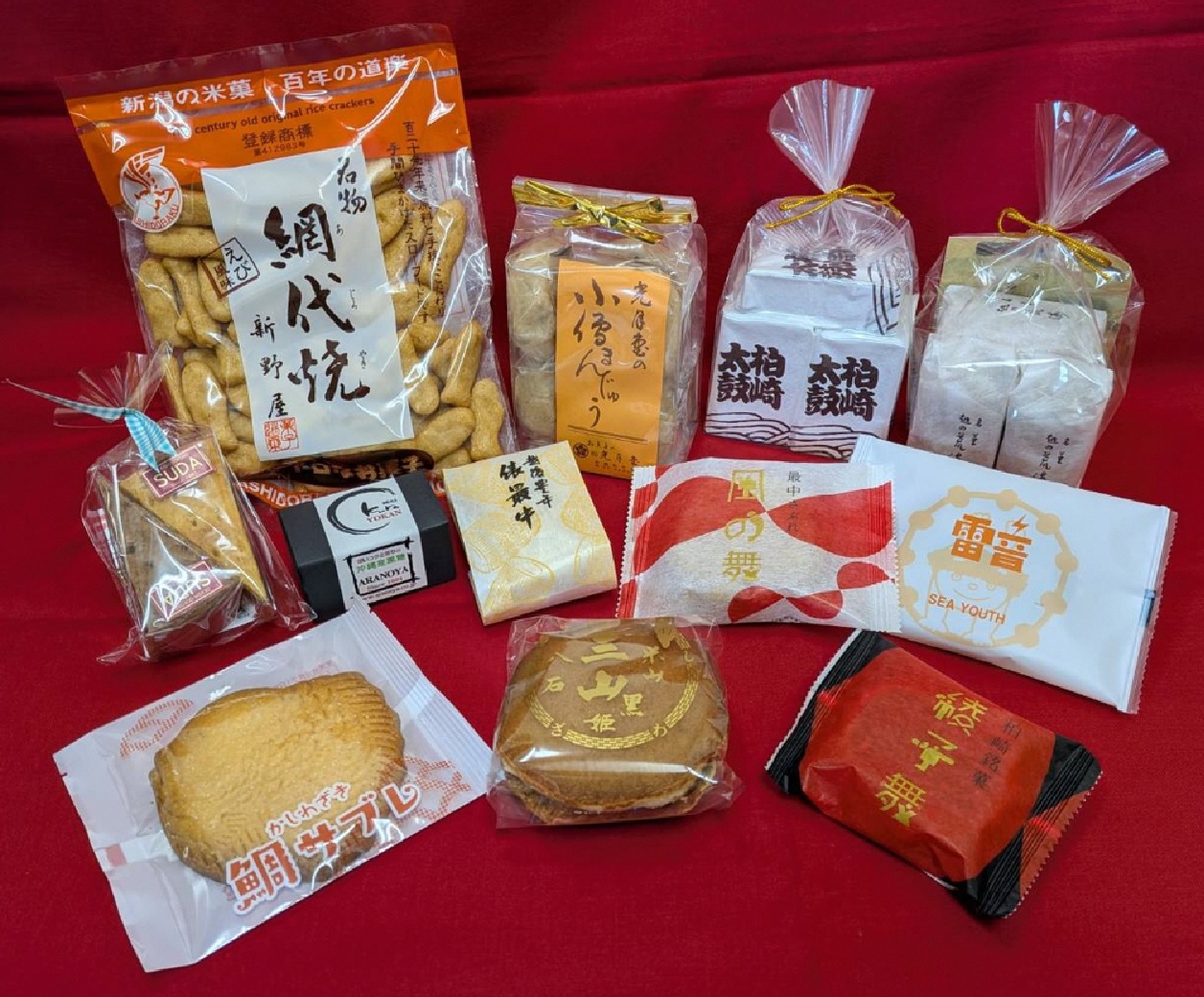 写真:せんべいやお饅頭など、地元で愛される柏崎の和洋菓子が並んでいます