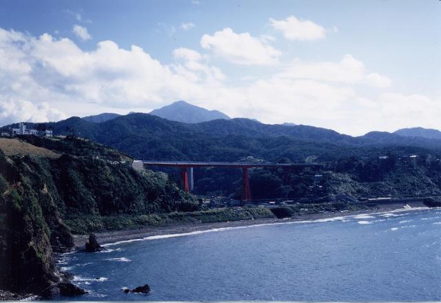 写真:日本海と米山大橋。その奥に米山がそびえています