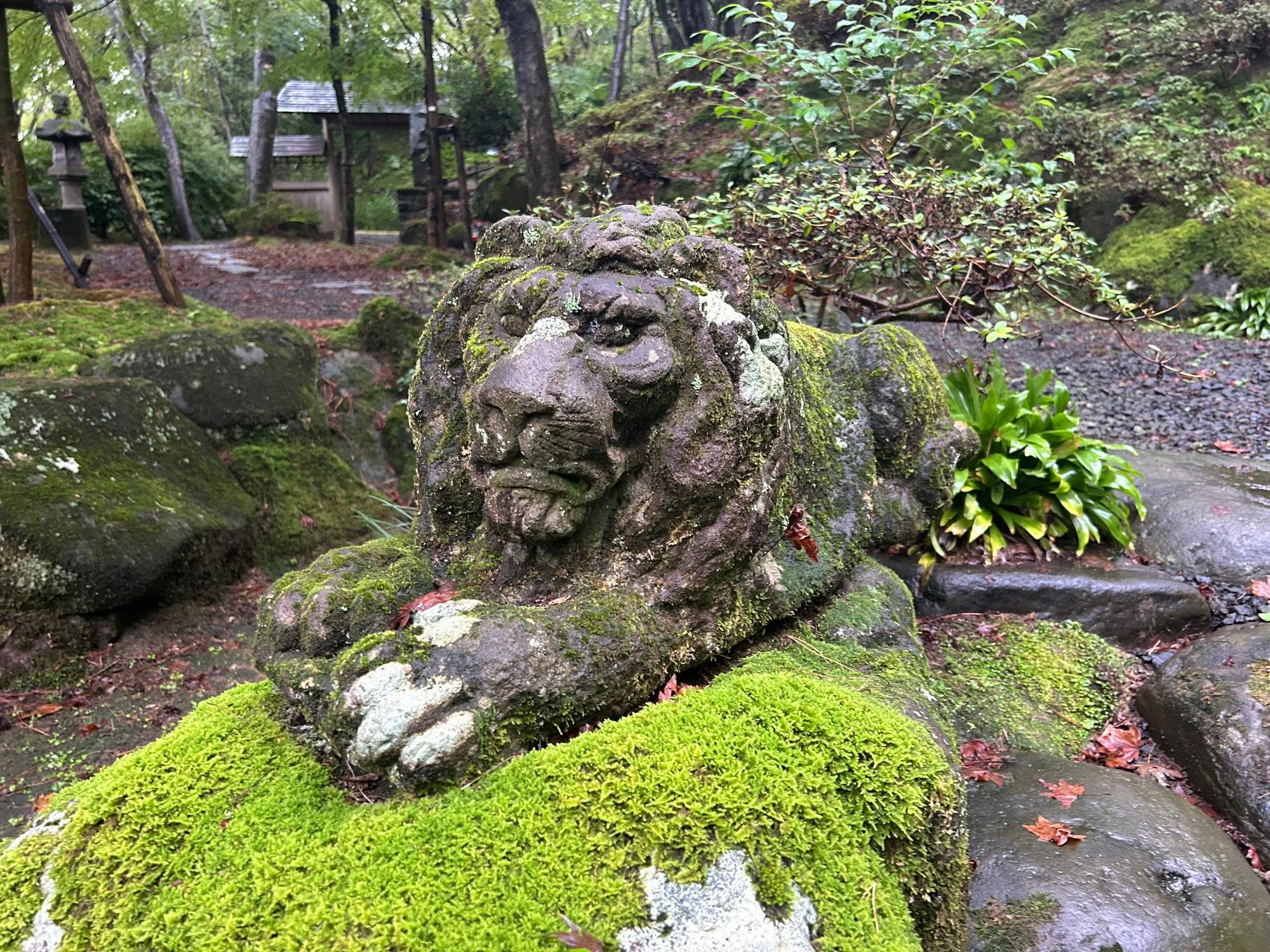 松雲山荘内にある猛々しいライオンの石像。