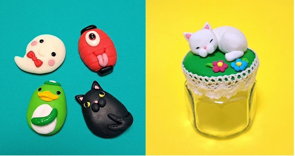 写真:ちょうちんおばけやカッパ、黒猫などのマグネットと、小瓶の蓋の上に眠っている猫が飾ってある作品(いずれもイメージ)