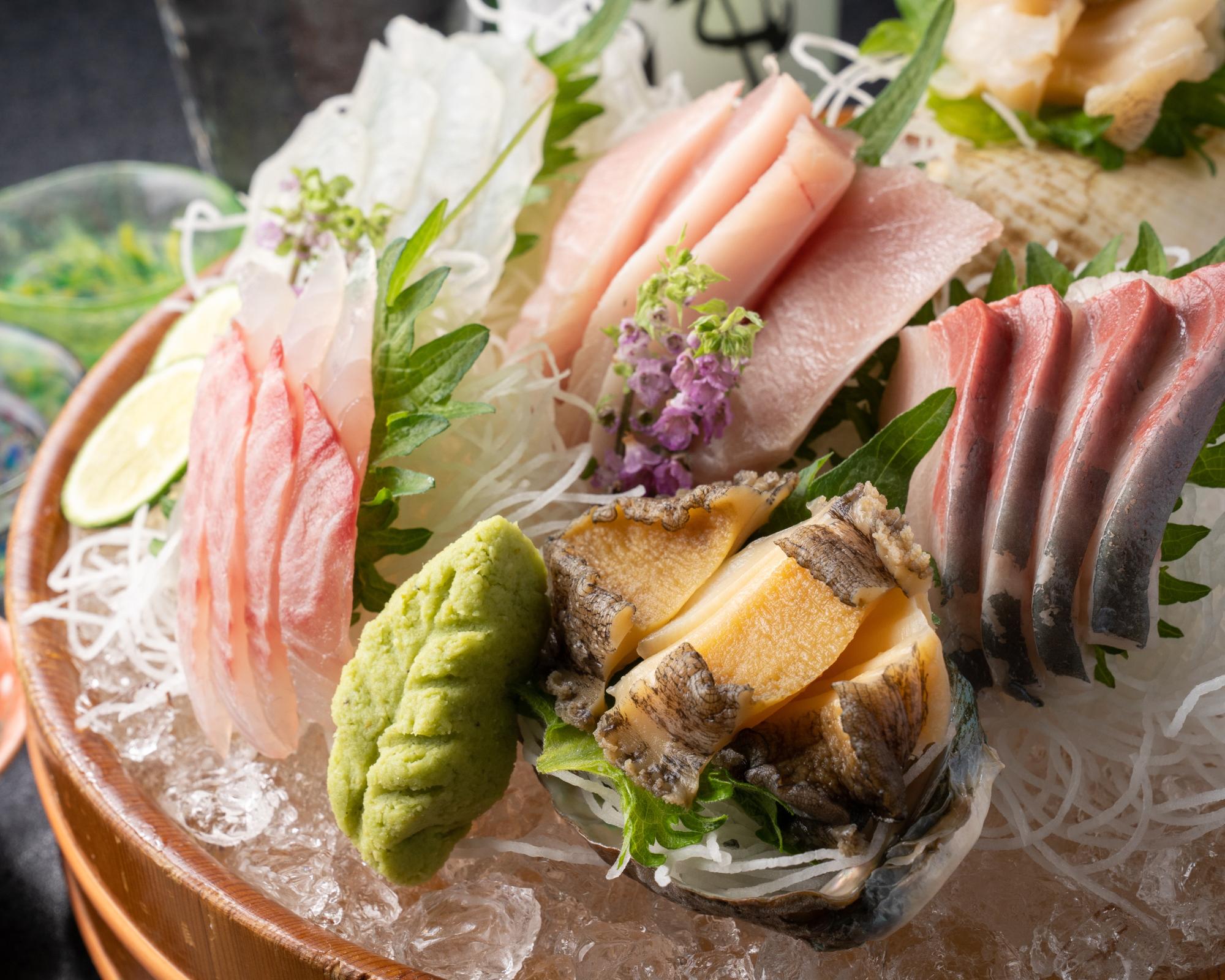 写真:新鮮な魚を使った刺身の盛り合わせ