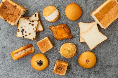 食パンやカレーパン、あんぱんなどぱん工房満天の商品が並べられています。