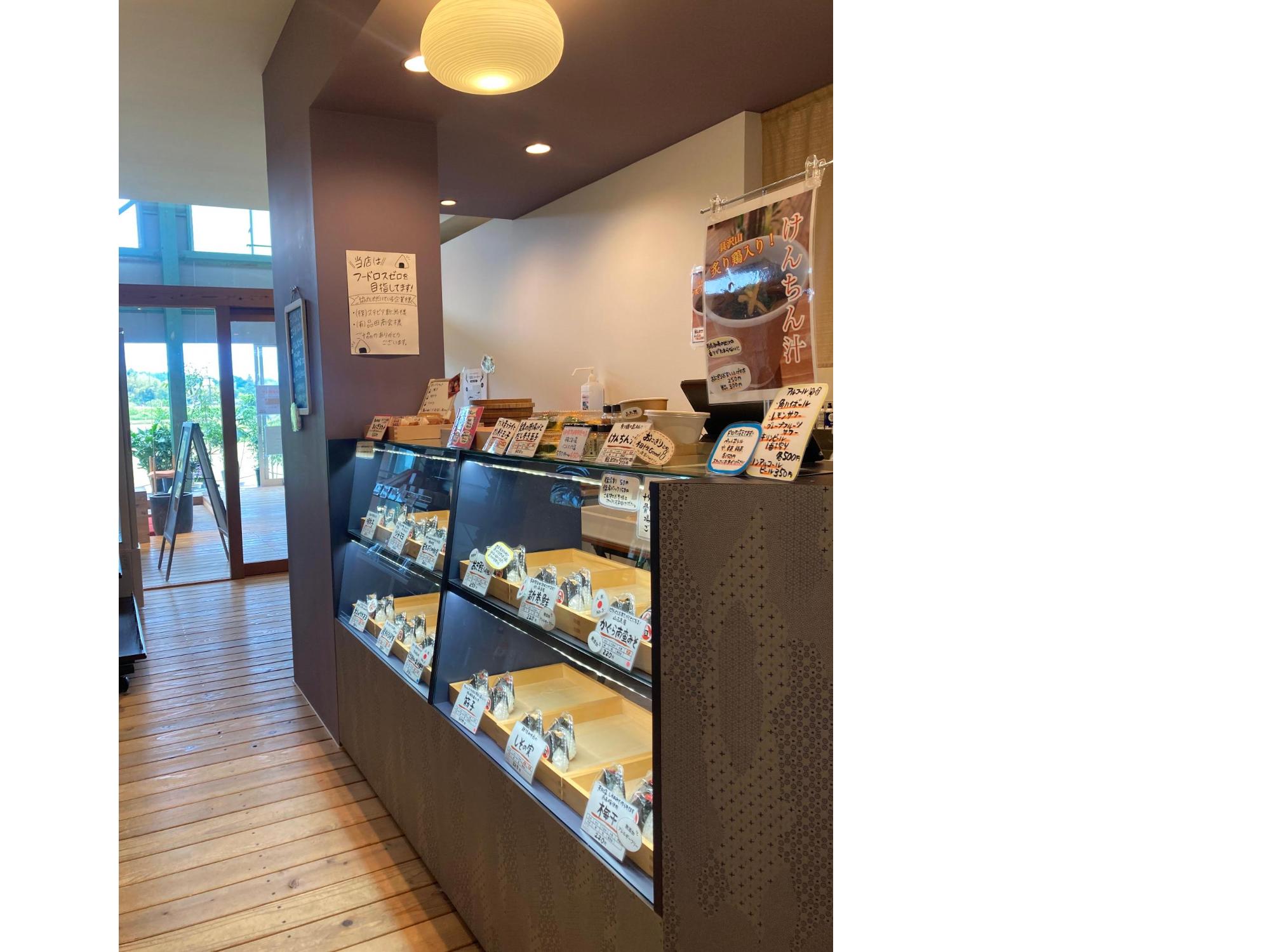 おにぎりの店おしたんてんの店内の様子です。。ショーケースの中にいろんな種類のおにぎりが並んでいます。