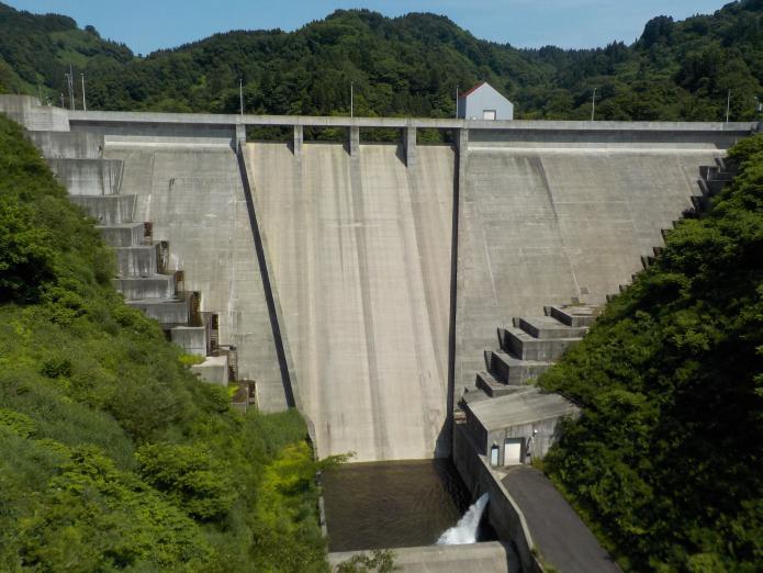 青々とした山々に囲まれた自然豊かな中に造られた栃ヶ原ダム下流からの全景写真