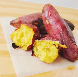 写真:はまたろうの焼き芋。黄金色をした実はしっとりしていて、紫色の皮に少しの焦げ目がついて香ばしそうです