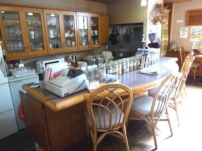 スパイスがならぶ店内のカウンターの様子の写真