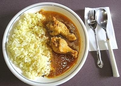 煮込んだ手羽元が乗ったカレーの写真