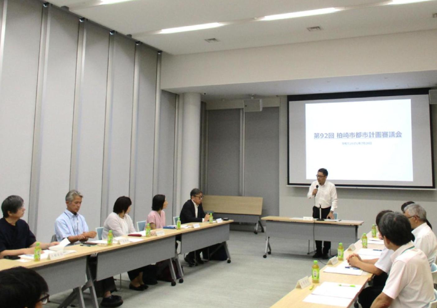 写真:審議する委員の皆さん