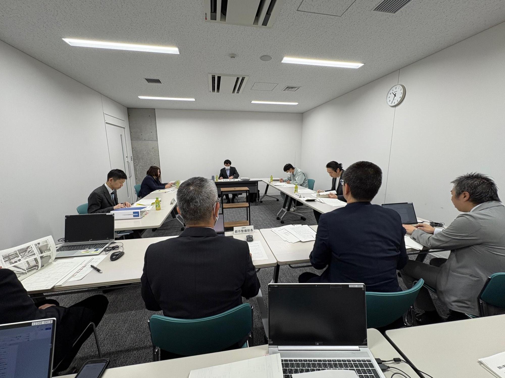 写真:第3回審議会の様子。市役所会議室で、議事について審議中です。