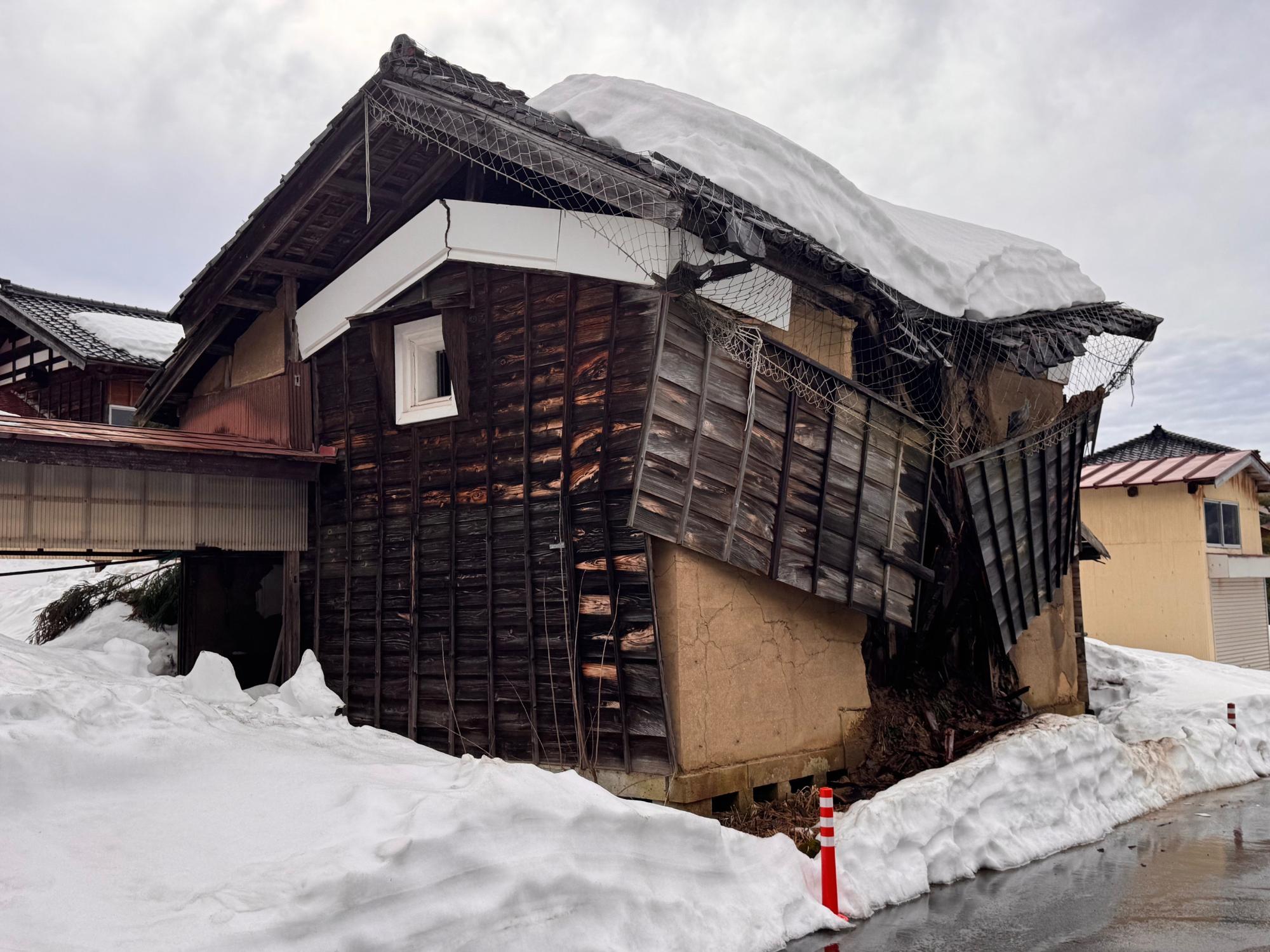 柏崎市大字善根地内特定空家等の写真。土蔵の中心部と土壁や板壁が崩れ落ちそうな状態です。