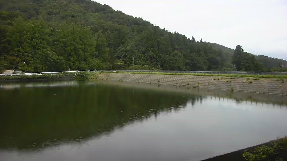 十分な水量をたたえた川内ダムの写真