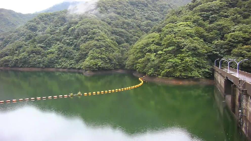 十分な水量をたたえた谷根ダムの写真