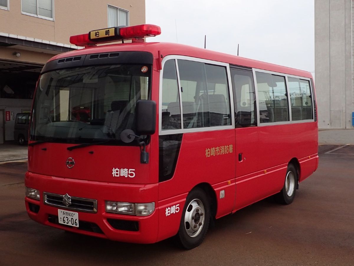 写真:車体に「柏崎市消防本部」「柏崎5」と表示された赤色のマイクロバス。左前方から左側を撮影しています