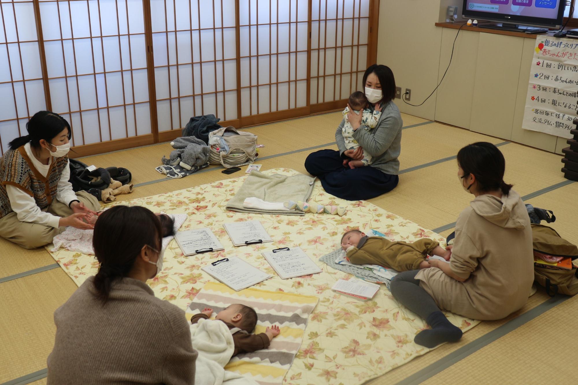 写真：お母さん同士で交流する様子