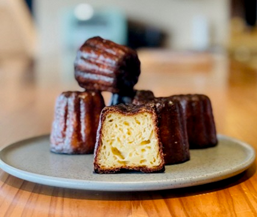 写真:12の溝がついた型を使って焼き上げるフランスの伝統菓子のカヌレ