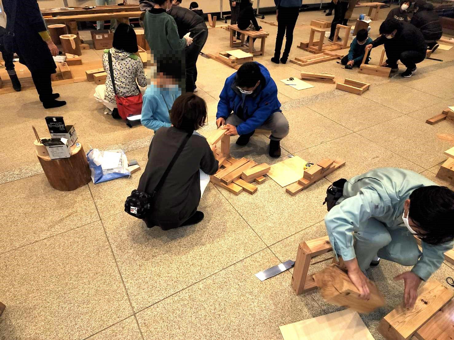 写真:木工作をしている参加者