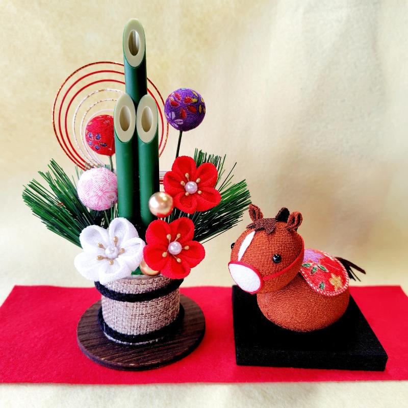 写真:つまみ細工で作った門松と干支の午飾り