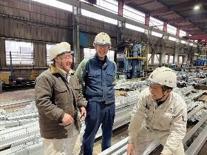 写真:社員の男性3人が談笑しています